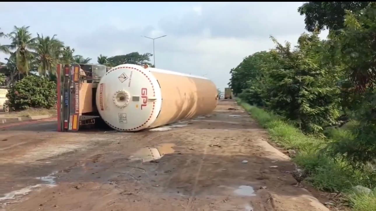 Gas Tanker Overturns at Tema Motorway Roundabout, Firefighters Race to Prevent Disaster
